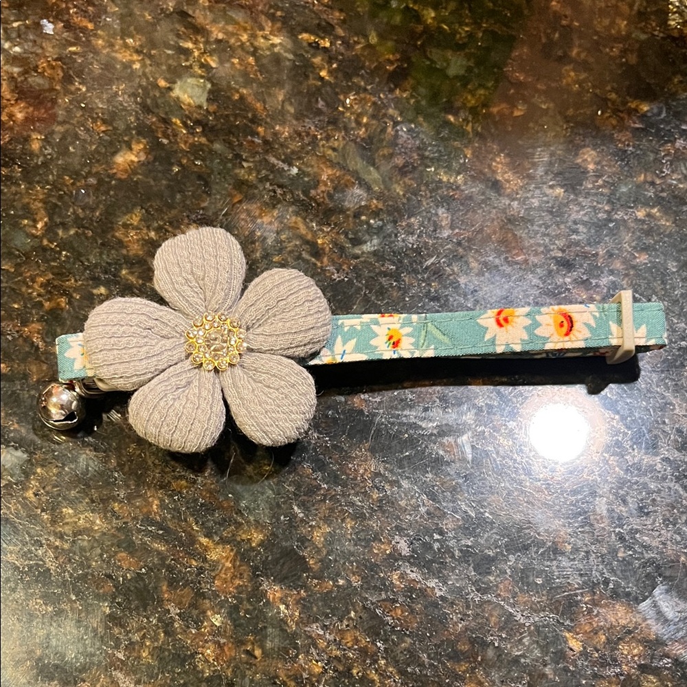 Small Floral rhinestone collar with bell